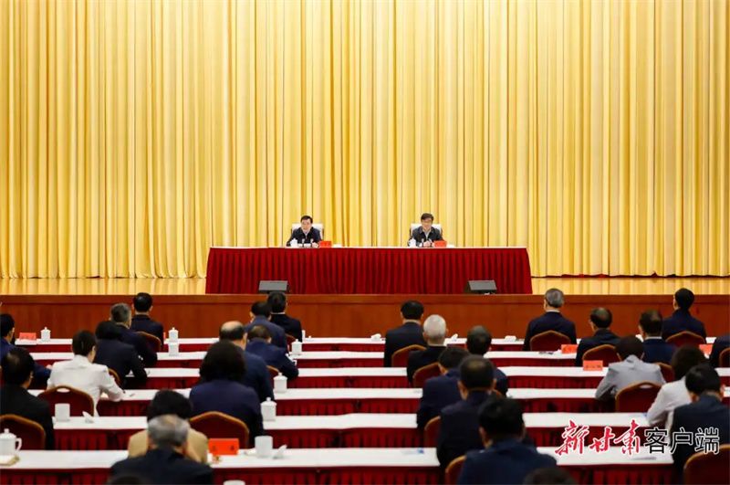 省委理论学习中心组举行2025年第四次专题学习会 胡昌升主持并讲话